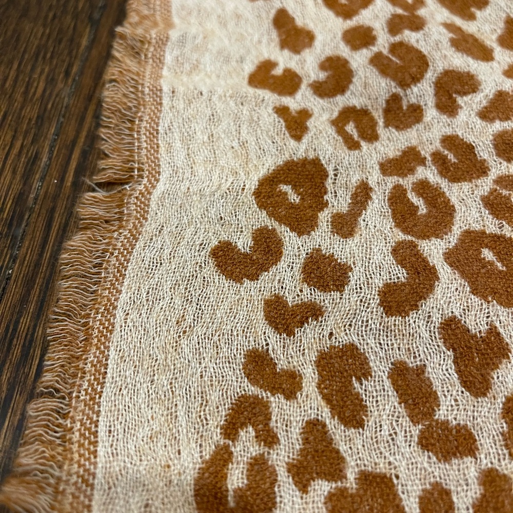 Madewell extra large bandana in cheetah leopard two tone. - Picture 2 of 5